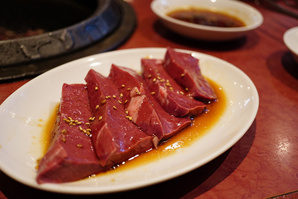 新鮮食材を活かした『牛ハツたたき』